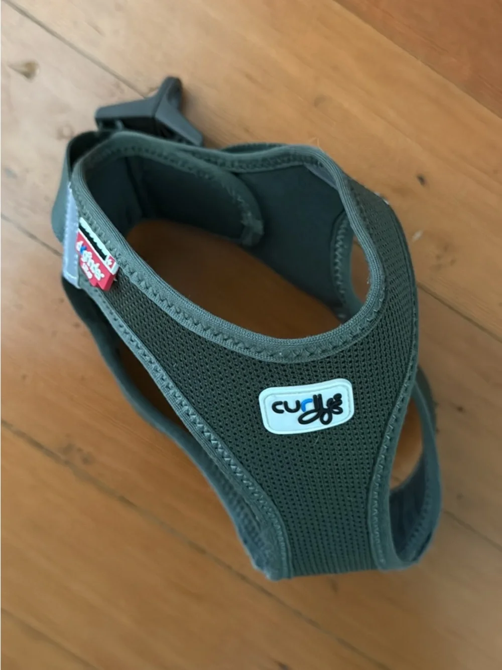 Curly clasp vest harness